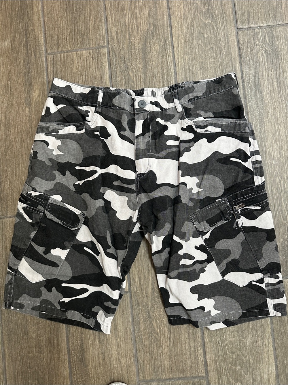Men's Black & Gray Camo Cargo/Military Shorts. Size 36. 100% Cotton. 9 pocket